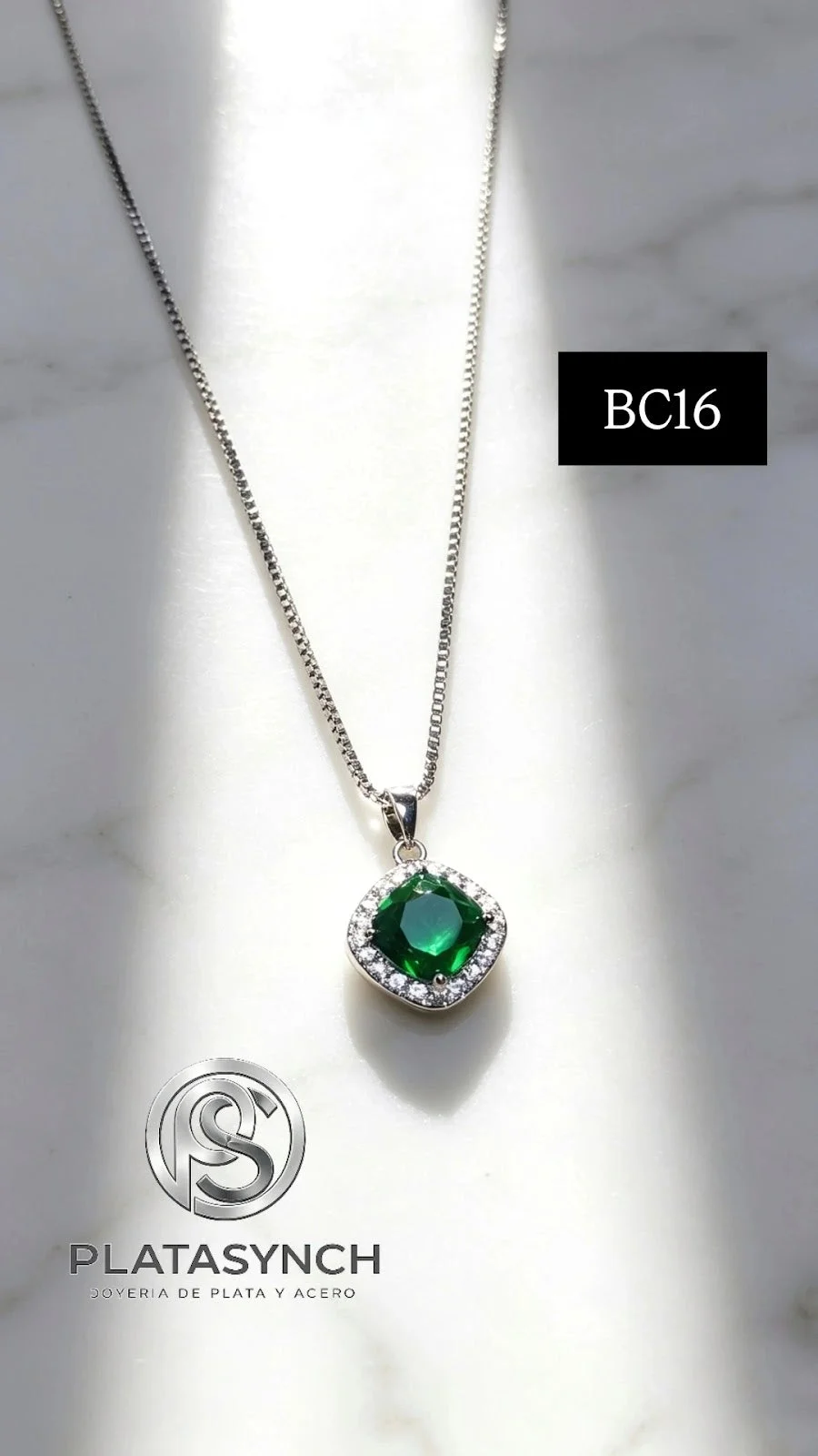 BC16 - Collar brass plateado dije cubico verde envuelto de circoneas cubicas